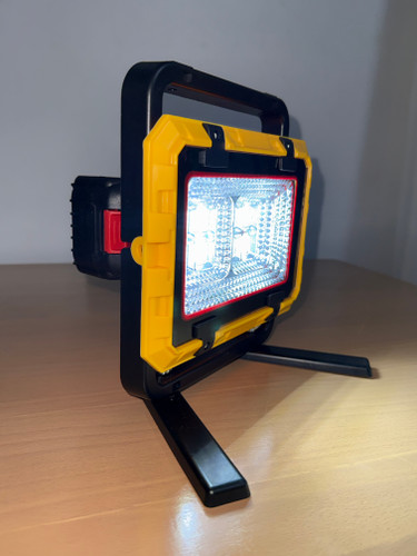 چراغ کمپ پروژکتور آفرودی قوی ٨ سلولی پایه دار